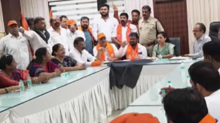 Kalyan | महावितरण अधिकाऱ्यांवर बांगड्या फेकत शिवसेनेचा संताप; स्मार्ट मीटरवरून कल्याणमध्ये हल्लाबोल! Kalyan | महावितरण अधिकाऱ्यांवर बांगड्या फेकत शिवसेनेचा संताप; स्मार्ट मीटरवरून कल्याणमध्ये हल्लाबोल!