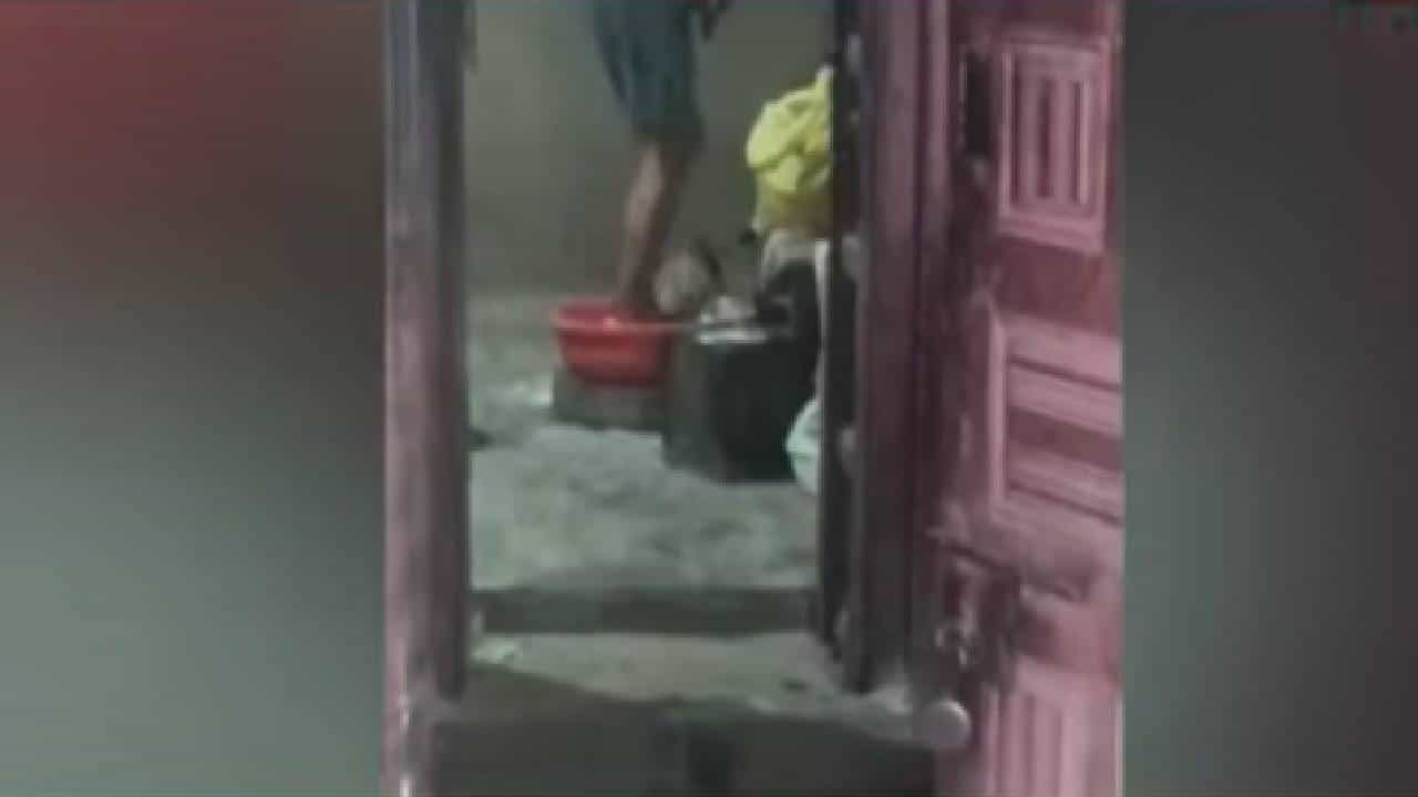 तुम्ही खात असलेली मिठाई अशी बनते? मैदा पायाने तुडवल्याचा धक्कादायक VIDEO व्हायरल!