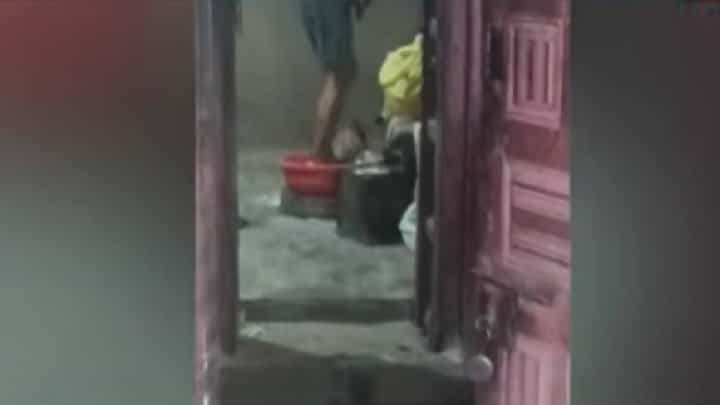 तुम्ही खात असलेली मिठाई अशी बनते? मैदा पायाने तुडवल्याचा धक्कादायक VIDEO व्हायरल! तुम्ही खात असलेली मिठाई अशी बनते? मैदा पायाने तुडवल्याचा धक्कादायक VIDEO व्हायरल!