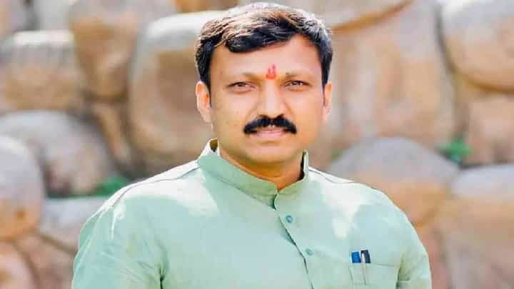 Omraje Nimbalkar | भावनिकदृष्ट्या चुकीचा, पण राजकीयदृष्ट्या योग्य! ठाकरे गट सोडण्यावर ओमराजेंचा मोठा खुलासा Omraje Nimbalkar | भावनिकदृष्ट्या चुकीचा, पण राजकीयदृष्ट्या योग्य! ठाकरे गट सोडण्यावर ओमराजेंचा मोठा खुलासा