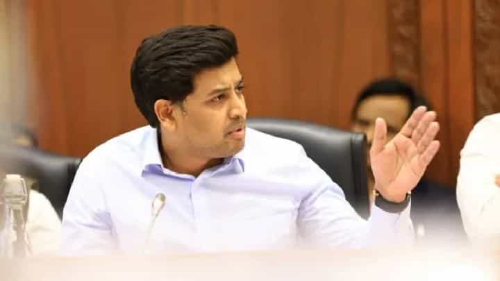 2 दिवस थांबा... सगळं स्पष्ट होईल; श्रीकांत शिंदेंच्या एका वाक्याने वाढला सस्पेन्स 2 दिवस थांबा... सगळं स्पष्ट होईल; श्रीकांत शिंदेंच्या एका वाक्याने वाढला सस्पेन्स