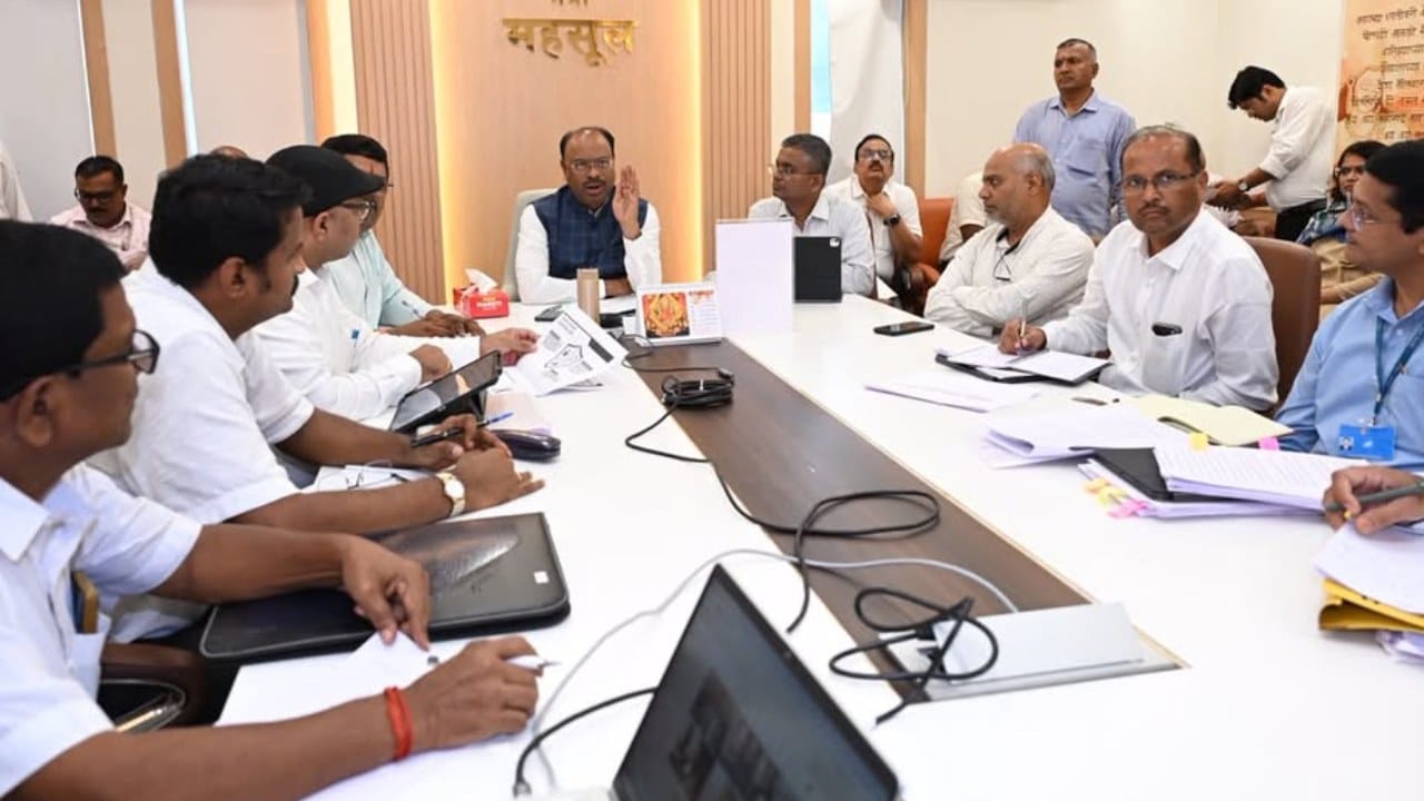 देवस्थान इनाम जमीन कायदा लवकरच येणार, पहिल्या बैठकीत रुपरेषा ठरली देवस्थान इनाम जमीन कायदा लवकरच येणार, पहिल्या बैठकीत रुपरेषा ठरली