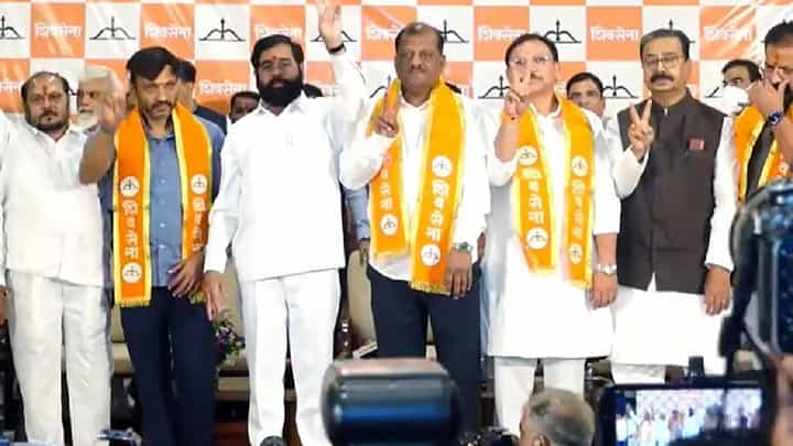 Eknath Shinde | षटकार मारला, 6 जण खऱ्या शिवसेनेत आले; ऑपरेशन टायगर फुलप्रूफ यशस्वी Eknath Shinde | षटकार मारला, 6 जण खऱ्या शिवसेनेत आले; ऑपरेशन टायगर फुलप्रूफ यशस्वी