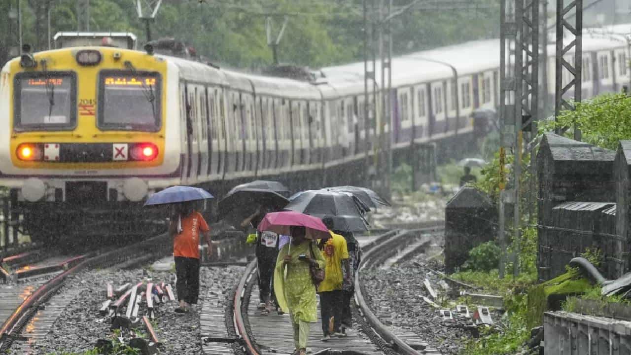 Railway Updates | लोकल लेट, रस्ते जाम! मुसळधार पावसाने मुंबईकरांची सकाळ केली बेहाल