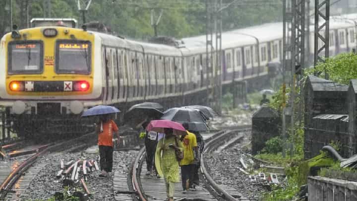 Railway Updates | लोकल लेट, रस्ते जाम! मुसळधार पावसाने मुंबईकरांची सकाळ केली बेहाल Railway Updates | लोकल लेट, रस्ते जाम! मुसळधार पावसाने मुंबईकरांची सकाळ केली बेहाल