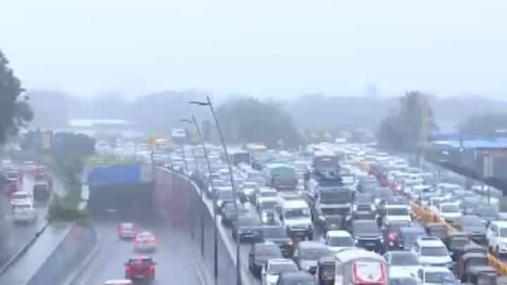 Mumbai Rain Traffic | पहिल्याच पावसात मुंबईची तुंबई! कुर्ला-सायनमध्ये पाण्यामुळे वाहतूक कोलमडली Mumbai Rain Traffic | पहिल्याच पावसात मुंबईची तुंबई! कुर्ला-सायनमध्ये पाण्यामुळे वाहतूक कोलमडली
