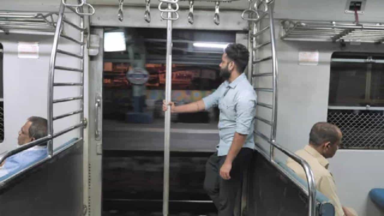 मोठी बातमी! लोकलचा दरवाजा बंद कर म्हणणं जीवावर बेतलं! 22 वर्षीय तरुणाची चाकूने हत्या, नेमकं घडलं काय?