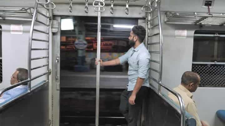 मोठी बातमी! लोकलचा दरवाजा बंद कर म्हणणं जीवावर बेतलं! 22 वर्षीय तरुणाची चाकूने हत्या, नेमकं घडलं काय? मोठी बातमी! लोकलचा दरवाजा बंद कर म्हणणं जीवावर बेतलं! 22 वर्षीय तरुणाची चाकूने हत्या, नेमकं घडलं काय?