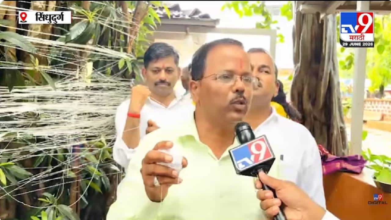 Sindhudurg Vatpurnima Celebration | ऐकावं ते नवलच! सात जन्मी हीच पत्नी मिळो… सिंधुदुर्गात पुरुषांकडून वडपूजनाचा अनोखा सोहळा