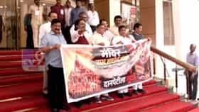 राम मंदिर दानपेटी प्रकरणावर विरोधकांचा हल्लाबोल; वोट चोर, चंदा चोर...-1701125