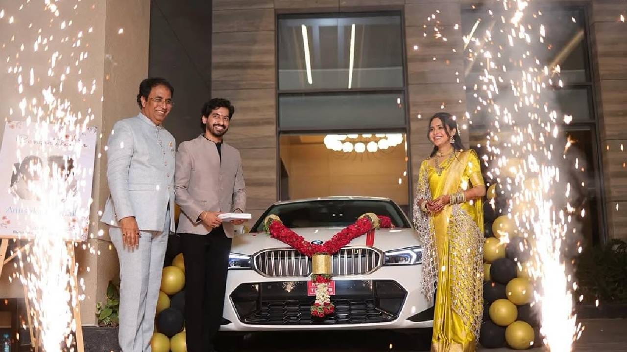या फोटोमध्ये अनुष्का आणि निखिल हे एका नव्याकोऱ्या आणि अत्यंत महागड्या कारच्या बाजूला उभे असल्याचं दिसतंय. नव्या आयुष्याची सुरवात नव्या गाडीने करतोय असं कॅप्शन अनुष्काने या फोटोला दिलं आहे. या फोटोमध्ये आणखी एक ज्येष्ठ व्यक्ती दिसून येत आहे. त्यामुळे सासऱ्यांनी निखिलला हुंडा म्हणून ही महागडी कार दिली का असा सवाल नेटकरी करत आहेत. 

