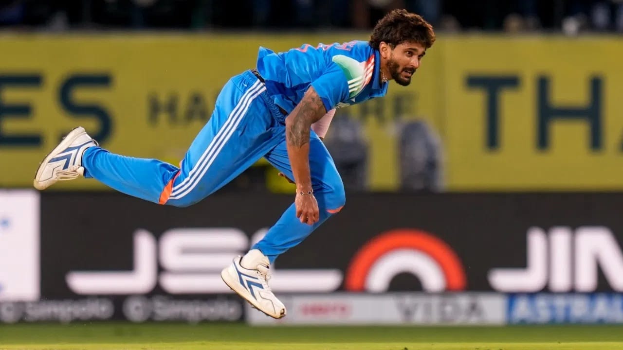मीडिया रिपोर्ट्सनुसार, टीम इंडियाचा ऑलराउंडर नितीश कुमार रेड्डी याला दुखापतीमुळे एकदिवसीय मालिकेला मुकावं लागू शकतं. एकदिवसीय मालिकेला 14 जुलैपासून सुरुवात होणार आहे. नितीशची तोवर फिट होण्याची शक्यता कमी आहे.  (PC-PTI)