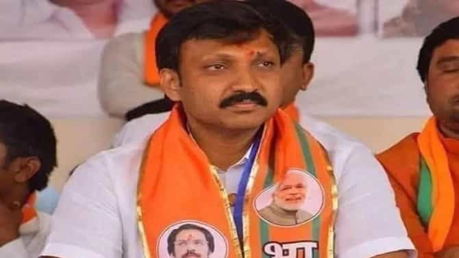 ओमराजे निंबाळकर यांना जोरदार दणका, उद्धव ठाकरेंची साथ सोडणे महागात, थेट 15 हजार..