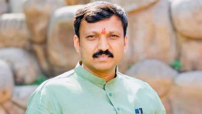 ओमराजे निंबाळकर यांनी अगोदर माफी मागावी... ती पोस्ट व्हायरल झाल्याने एकच खळबळ, थेट..