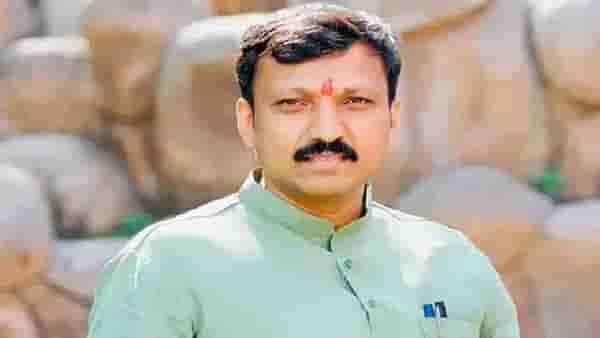 Omraje Nimbalkar : ओमराजेंच नाव न घेता राजकीय स्पर्धक बनलेला त्यांचा खास मित्र बोलला, कुणा एका व्यक्तीच्या...VIDEO