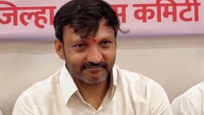 ओमराजे निंबाळकर यांची बैठक, थेट शिवसेना ठाकरे गटाची मोठी खेळी, एकनाथ शिंदेंना धक्का? 2 आमदार..