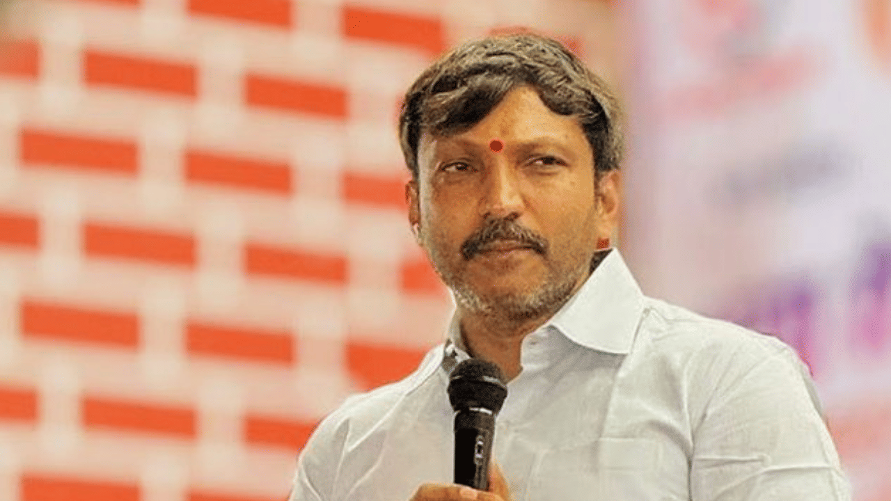 Omraje Nimbalkar | इकडे उद्धव ठाकरेंचा दौरा तिकडे निंबाळकरांचा मोठा डाव; पदाधिकाऱ्यांना…