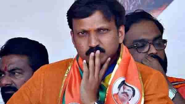दिल्लीहून आल्यानंतर ओमराजे 3 तास विमानतळावरच बसून; नंतर दुसऱ्या… नेमकं कारण काय?