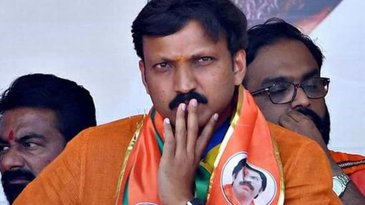 दिल्लीहून आल्यानंतर ओमराजे 3 तास विमानतळावरच बसून; नंतर दुसऱ्या… नेमकं कारण काय?