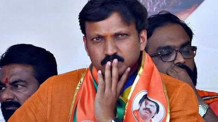 दिल्लीहून आल्यानंतर ओमराजे 3 तास विमानतळावरच बसून; नंतर दुसऱ्या... नेमकं कारण काय? दिल्लीहून आल्यानंतर ओमराजे 3 तास विमानतळावरच बसून; नंतर दुसऱ्या... नेमकं कारण काय?