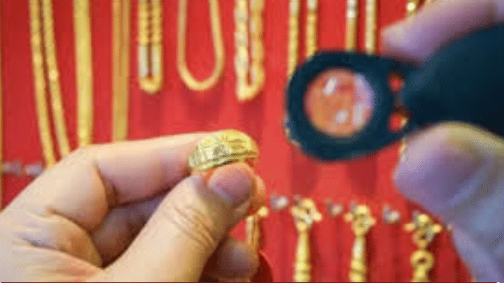 सावधान! मोठ्या Gold Scam चा पर्दाफाश, सोनाराकडून भयंकर कांड, 133 जणांना जाळ्यात ओढलं सावधान! मोठ्या Gold Scam चा पर्दाफाश, सोनाराकडून भयंकर कांड, 133 जणांना जाळ्यात ओढलं