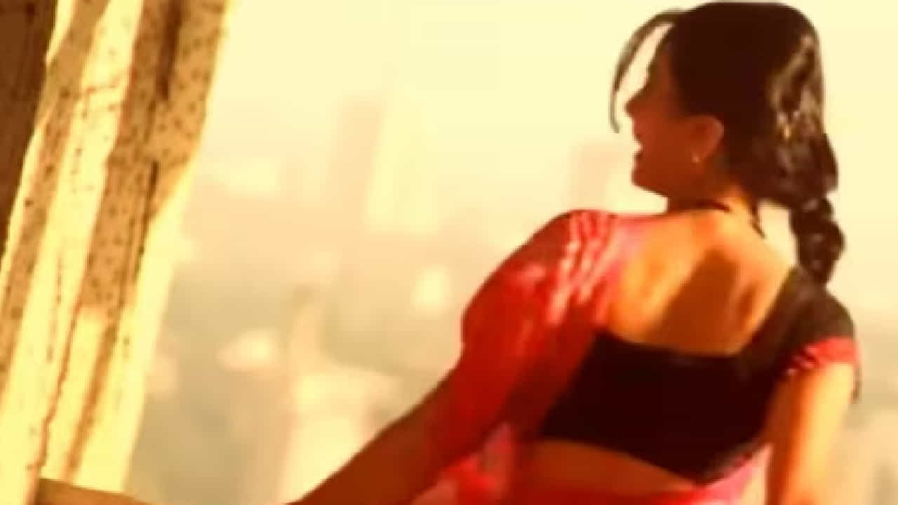 1990 च्या दशकात अनेक गायकांनी आपल्या वेगळ्या शैलीमुळे संगीतविश्वात खास स्थान निर्माण केले. त्यापैकी एक महत्त्वाचे नाव म्हणजे अल्ताफ राजा. त्यांच्या आवाजातील वेदना, साधेपणा आणि भावनिक सादरीकरणामुळे त्यांनी लाखो श्रोत्यांच्या मनात घर केले.