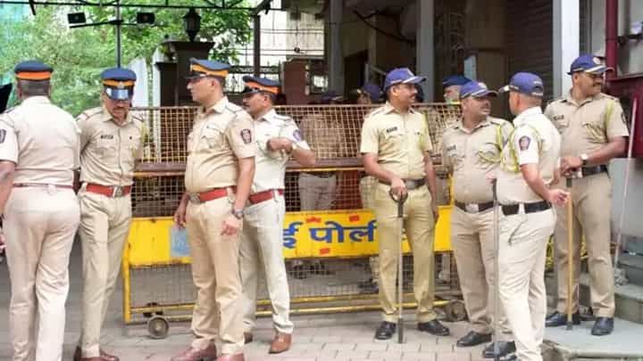 मोठी बातमी! बड्या अधिकाऱ्याला अटक, महसूल गुप्तचर संचालनालयाची धडक कारवाई, तब्बल 5 कोटीचं सोनं... मोठी बातमी! बड्या अधिकाऱ्याला अटक, महसूल गुप्तचर संचालनालयाची धडक कारवाई, तब्बल 5 कोटीचं सोनं...