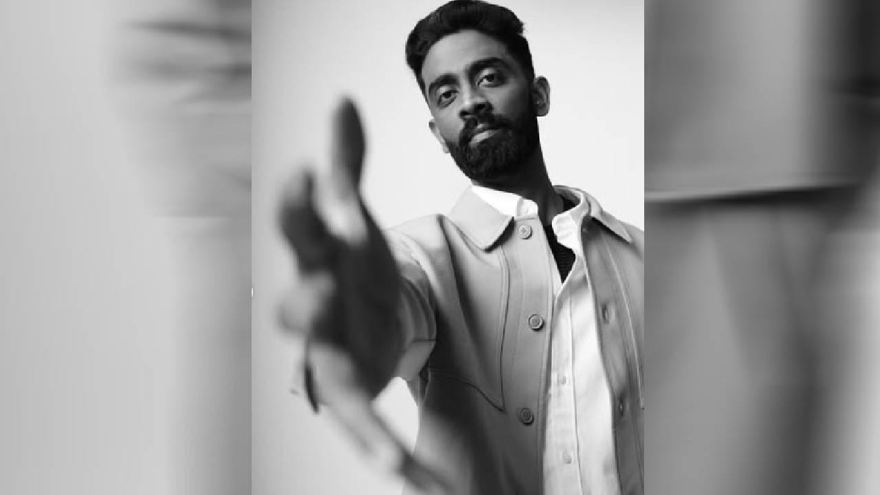इंटरनेट आणि लाइव्ह एंटरटेनमेंट (थेट सादरीकरण) क्षेत्रांमधील सातत्यपूर्ण कार्यामुळे प्रणित मोरेने बऱ्यापैकी संपत्ती कमावली आहे. विविध मीडिया रिपोर्टनुसार, त्याची एकूण संपत्ती 4 ते 8  कोटी रुपयांच्या दरम्यान असल्याचा अंदाज आहे. वाद निर्माण होण्यापूर्वी त्याच्या कारकिर्दीचा आलेख वेगाने उंचावत होता हेच त्याच्या आकडेवारीतून दिसून येतं. 