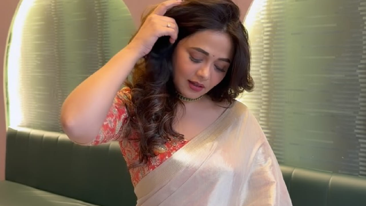प्रार्थनाचा हा एलिगंट आणि देखणा अंदाज सोशल मीडियावर चांगलाच व्हायरल झाला असून चाहत्यांकडून तिच्या लूकचे भरभरून कौतुक केले जात आहे.