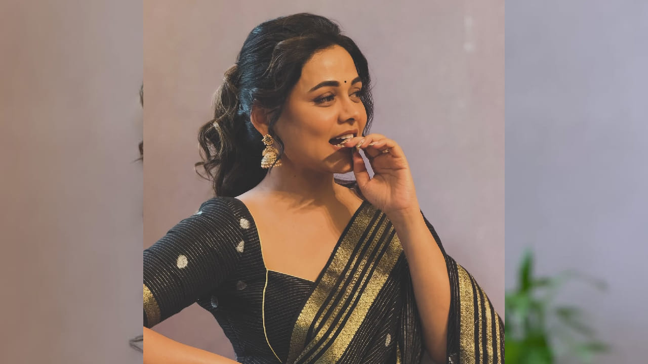 त्यासोबतच तिने केलेली सुंदर हेअरस्टाईल आणि निवडक दागिन्यांनी तिच्या संपूर्ण लूकला चारचाँद लावले. तिचे हे फोटो सोशल मीडियावर मोठ्या प्रमाणात व्हायरल होत असून चाहत्यांकडून तिच्या सौंदर्याचे आणि स्टाईलचे भरभरून कौतुक केले जात आहे.