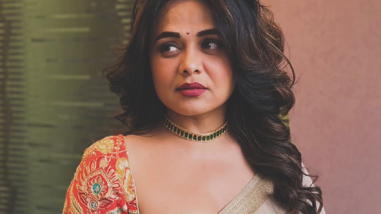 तिचा हा बहुप्रतीक्षित मराठी चित्रपट 3 जुलै रोजी प्रदर्शित होणार असून प्रार्थनाने चित्रपटाच्या निमित्ताने केलेला खास लूक चाहत्यांचे लक्ष वेधून घेत आहे.