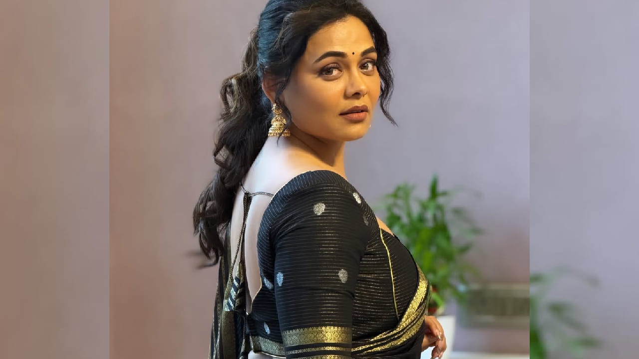 यावेळी तिने सोनेरी काठ असलेली काळ्या रंगाची आकर्षक सिल्क साडी परिधान केली होती. या साडीमुळे तिच्या व्यक्तिमत्त्वाला एक वेगळीच शोभा प्राप्त झाली होती. काळ्या रंगाच्या या सिल्क साडीवर प्रार्थनाने अतिशय हलका आणि नैसर्गिक मेकअप केला होता.