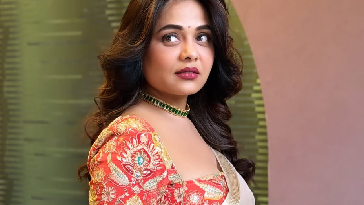 नुकतेच तिने शेअर केलेल्या फोटोंमध्ये प्रार्थना अतिशय मोहक दिसत आहे. यासोबत तिने लाल आणि सोनेरी रंगाचा नक्षीदार ब्लाऊज परिधान केला आहे.