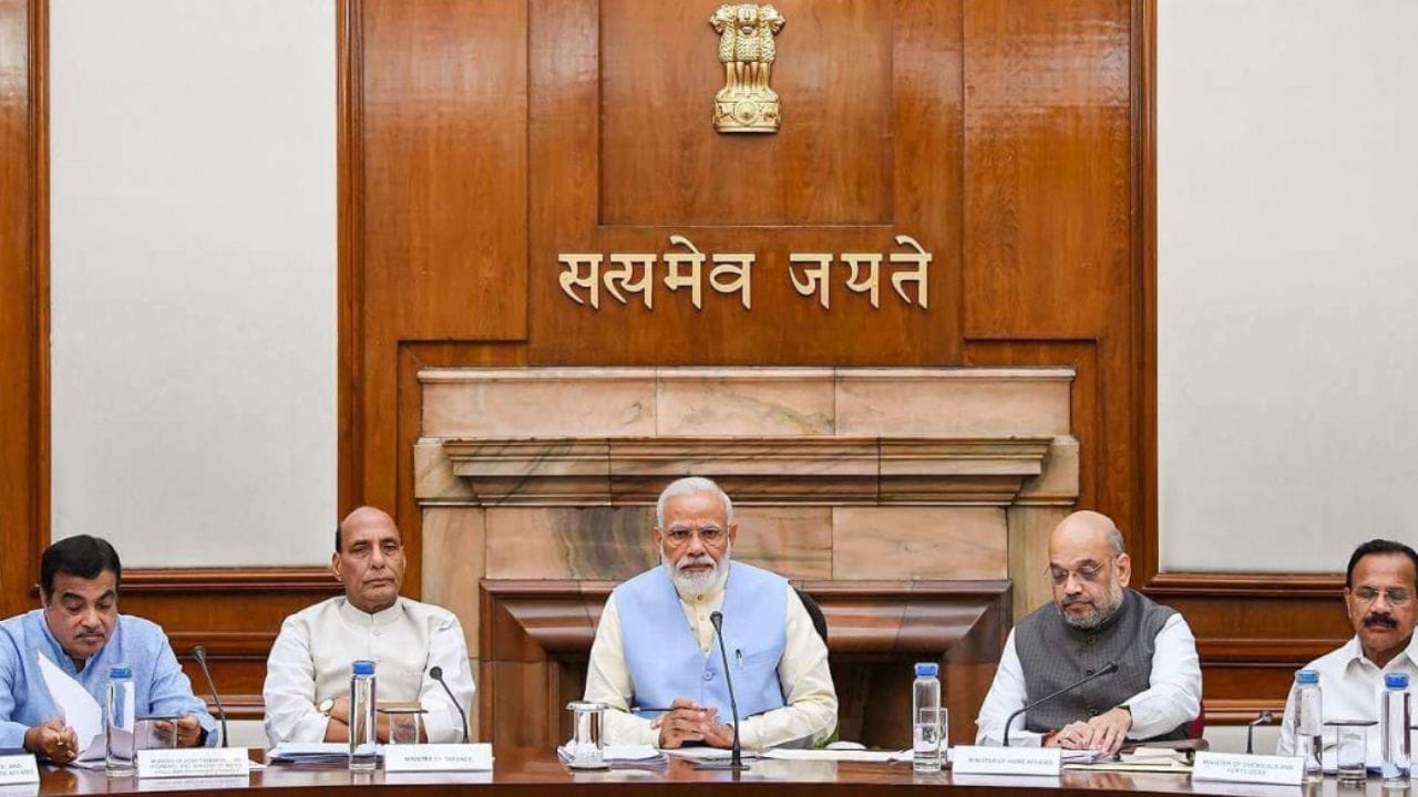 दिल्लीत घडामोडींना वेग, मोदींच्या कॅबिनेटमध्ये बदल
