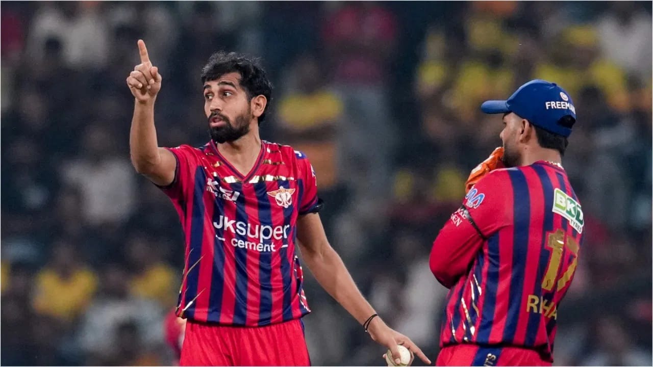 आयपीएलनंतर आता सर्व क्रिकेट संघ आंतरराष्ट्रीय क्रिकेटसाठी सज्ज झाले आहेत. टीम इंडिया मायदेशात 6 जूनपासून अफगाणिस्तान विरुद्ध एकमेव कसोटी सामना खेळणार आहे.  या एकमेव कसोटी सामन्याआधी टीम इंडियाने 6 गोलंदाजांचा नेट बॉलर म्हणून समावेश केला आहे. (Photo Credit : PTI)