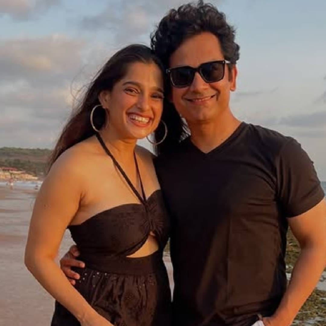 "सीन शूट करताना अभिनेता मला सतत किस करत होता. का ते मला माहीत नाही, पण मी माझ्यासाठी उभी राहून तिथे बोलू शकली नाही. कारण अशा परिस्थितीला कसं सामोरं जायचं, हे मला माहीत नव्हतं. आम्ही सर्वजण एकाच हॉटेलमध्ये राहत होतो, तर तो अभिनेता मला सतत मेसेज करत होता की, मी तुला स्विमिंग शिकवतो, तुला डिनरला घेऊन जातो, आपण नाश्त्याला भेटू शकतो.. वगैरे", असं तिने सांगितलं. 

