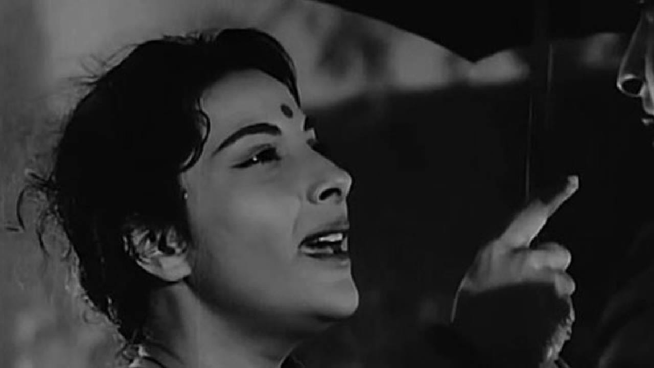 हे गाणे ऐकायला जितके मधुर आहे, तितकेच ते पाहायलाही सुंदर आहे. विशेषतः पावसाळ्यात हे गाणे सर्वजण गुणगुणवतात. खरं तर, हे संपूर्ण गाणे पावसात शूट करण्यात आले आहे. त्यामुळे गाण्यात काम करणारे कलाकार आणि क्रू मेंबर्सना अनेक अडचणींचा सामना करावा लागला होता.