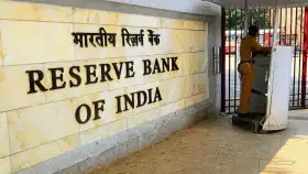 महाराष्ट्रातल्या या बँकेवर मोठी कारवाई, तुमच्या पैशांचं काय होणार?.