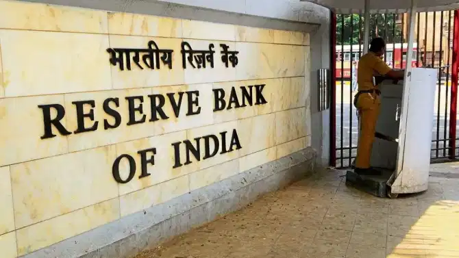 महाराष्ट्रातल्या या बँकेवर मोठी कारवाई, RBI ने थेट... तुमच्या पैशांचं नेमकं काय होणार?