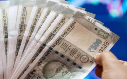 एकाला 50000 तर एकाला 25000 रुपये पगार, दोघांपैकी श