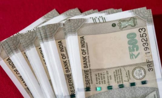 याउलट 25000 हजार रुपये पगार असणारी व्यक्ती आपल्या अर्ध्या पगारापेक्षा जास्त रक्कम जर योग्य ठिकाणी गुंतवत असेल. अर्ध्या पेक्षा जास्त पैशांचा ती व्यक्त योग्य वापर करत असेल तर तीच व्यक्ती खऱ्या अर्थाने श्रीमंत आहे, असे मानता येईल.