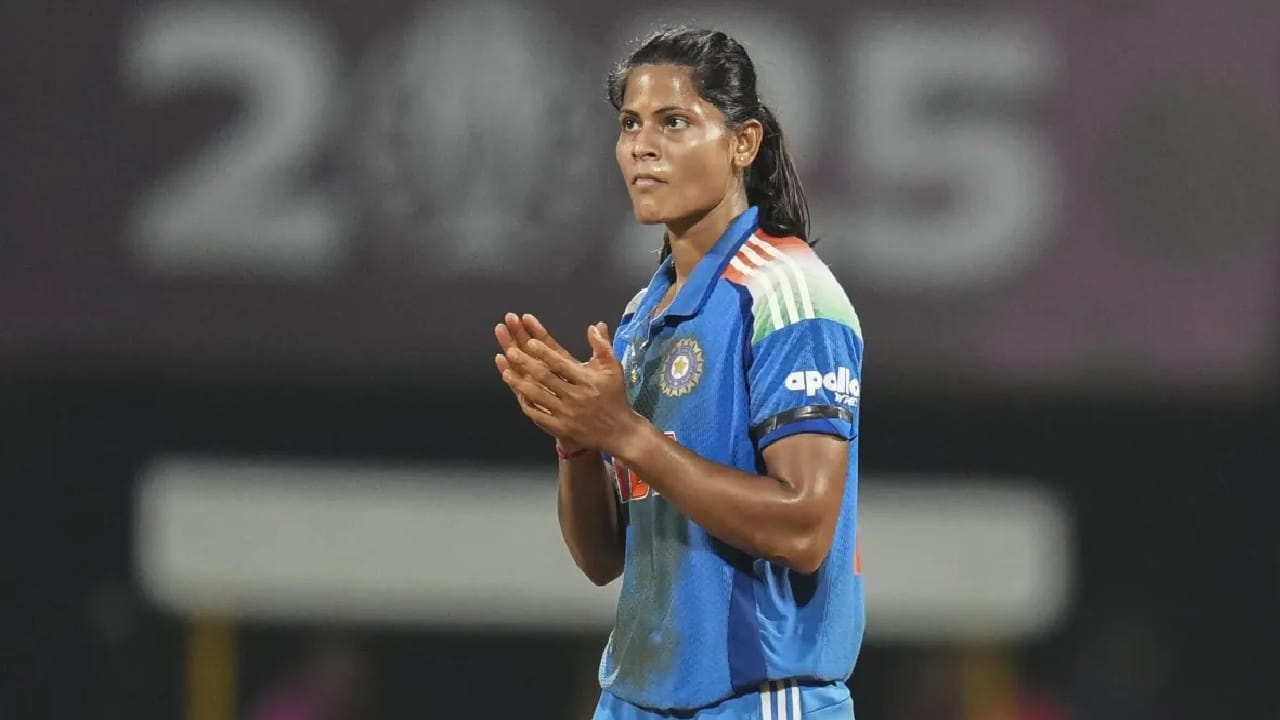 राधा यादव हीने भारतासाठी टी 20i वर्ल्ड कप स्पर्धेतील 14 सामन्यांमध्ये 21 विकेट्स मिळवल्या आहेत. राधाने वर्ल्ड कपमध्ये एका सामन्यात 4 विकेट्स मिळवल्या आहेत. (Photo Credit : PTI)