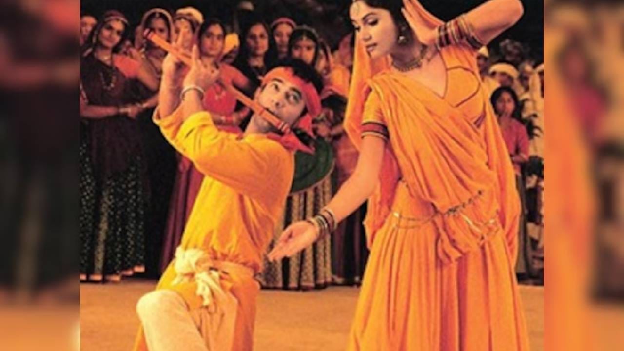 अनेक वर्षांनंतरही हे गाणे लोक वारंवार ऐकतात. या गाण्याला यूट्यूबवर १९५ दशलक्षाहून अधिक व्ह्यूज मिळाले आहेत. खरेतर, आज आपण आमिर खानच्या ज्या चित्रपटाबद्दल बोलत आहोत त्याचे नाव 'लगान' आहे. या चित्रपटातील सुपरहिट गाणे 'राधा कैसे न जले' बद्दल आम्ही बोलत आहोत. या गाण्यात कान्हाची छेडछाड आणि गोपींसोबत त्याच्या रासलीलेचा उल्लेख दाखवला आहे.