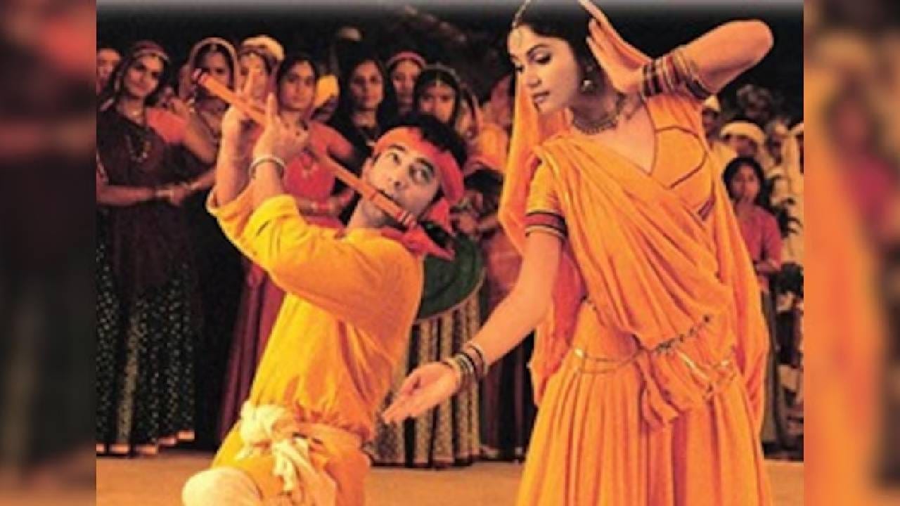 'लगान' हा ब्लॉकबस्टर चित्रपट सुमारे २५ कोटींच्या बजेटमध्ये बनवण्यात आला होता आणि त्याने जगभरातील बॉक्स ऑफिसवर ६५.९७ कोटी रुपयांची शानदार कमाई केली होती. आमिर खानचा 'लगान' चित्रपट बॉक्स ऑफिसवर सनी देओलच्या 'गदर' चित्रपटासोबत प्रदर्शित झाला होता. बॉक्स ऑफिसवर 'गदर' ब्लॉकबस्टर ठरला होता आणि 'लगान' हिट राहिला होता.