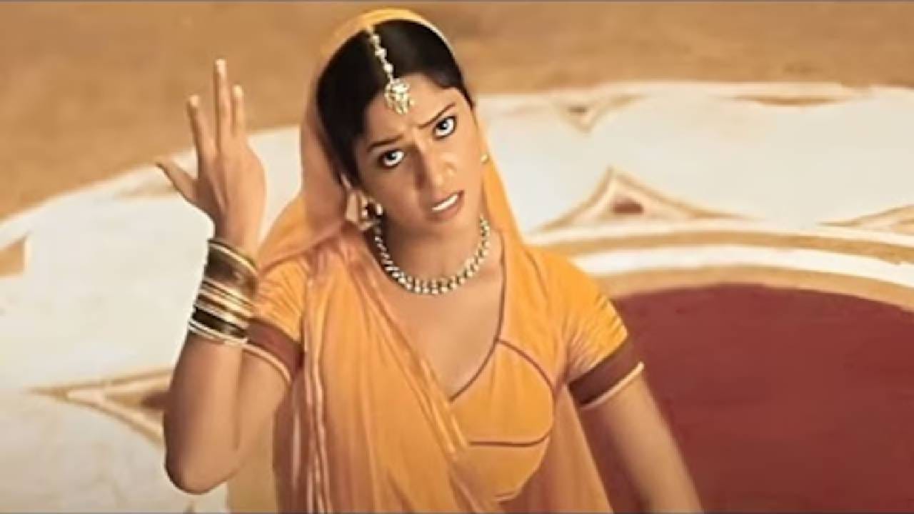 बॉलिवूड अभिनेता आमिर खान हा यशस्वी चित्रपट निर्माता, दिग्दर्शक आणि अभिनेता म्हणून ओळखला जातो. 2001 साली त्याचा एक चित्रपट आला होता. या चित्रपटातील एका गाण्याने सर्वांची मने जिंकली होती. या गाण्यात राधा आणि कृष्ण यांची नोकझोक दाखवण्यात आली होती. पण तुम्हाला ऐकून आश्चर्य वाटेल ही गाणे 4 मुस्लीम कलाकारांनी मिळवून बनवले होते.