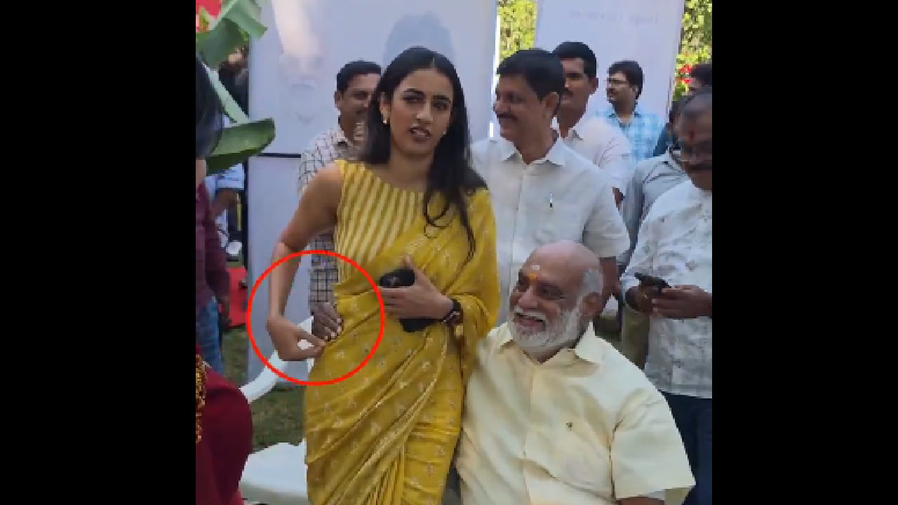 व्हायरल झालेल्या व्हिडिओमध्ये राघवेंद्र राव कलाकारांना शॉटसाठी योग्य जागेवर उभे राहण्याचे मार्गदर्शन करताना दिसतात. यावेळी ते कीर्ती सुरेश यांचा हात धरून त्यांना स्वतःकडे ओढताना दिसतात. त्यानंतर ते कृति शेट्टी यांनाही शॉटसाठी मार्गदर्शन करताना दिसतात. पुढे त्यांनी कलाकारांच्या उभे राहण्याच्या पद्धतीबाबत सूचना दिल्याचेही व्हिडिओमध्ये पाहायला मिळते.