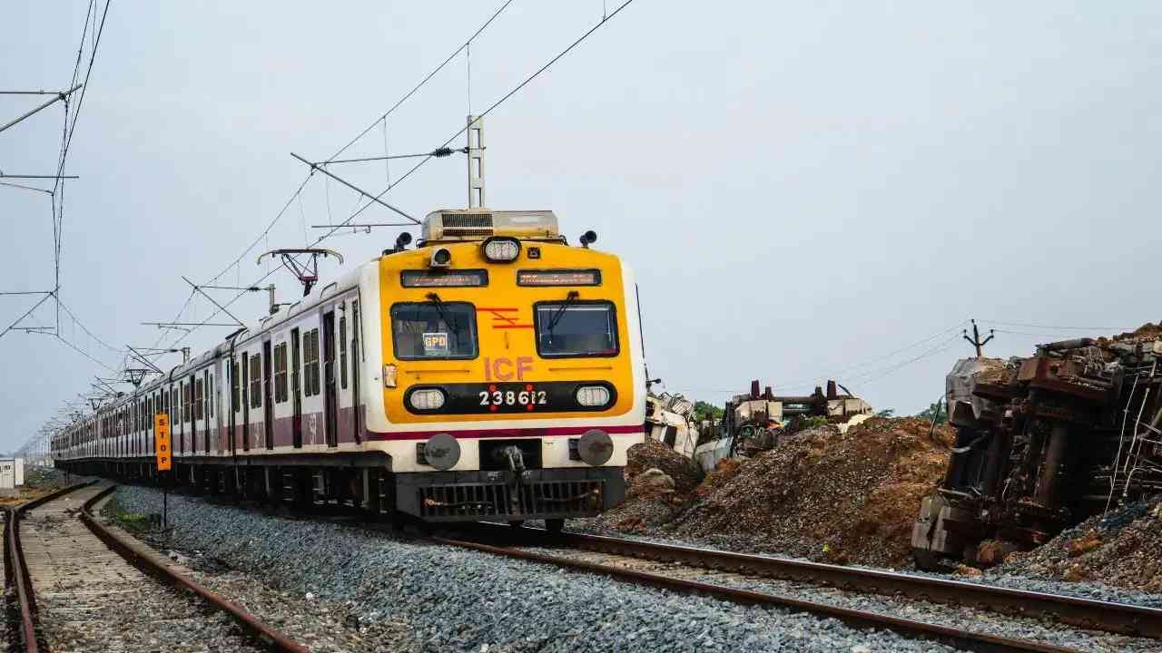 वर्षभरात 45 टक्के घसरल्यानंतर ‘हा’ रेल्वे PSU शेअर पुन्हा धावणार, शुक्रवारच्या तेजीनंतर रिकव्हरीचे संकेत वर्षभरात 45 टक्के घसरल्यानंतर ‘हा’ रेल्वे PSU शेअर पुन्हा धावणार, शुक्रवारच्या तेजीनंतर रिकव्हरीचे संकेत