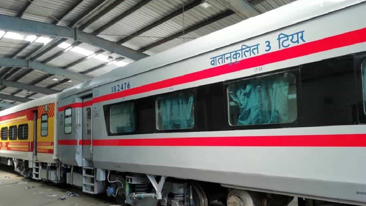 Railway Ticket Rule: स्लीपरच्या तिकिटावर AC कोचचा प्रवास? ट्रिक तरी काय?