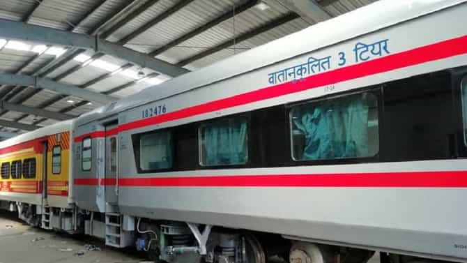 Railway Ticket Rule: स्लीपरच्या तिकिटावर AC कोचचा प्रवास? ट्रिक तरी काय?