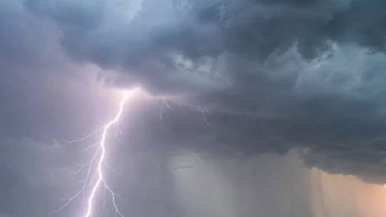 भारतीय हवामान विभागाने नुकताच पावसाचा मोठा इशारा दिला. 8 ते 13 जूनकरिता हा मोठा इशारा देण्यात आला. जवळपास देशातील सर्वच राज्यांमध्ये पाऊस वादळी वाऱ्यासह हजेरी लावेल.